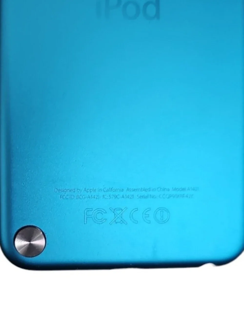 Apple iPod Touch 5th Generation Blue 32GB Bundle Charger Case Strap